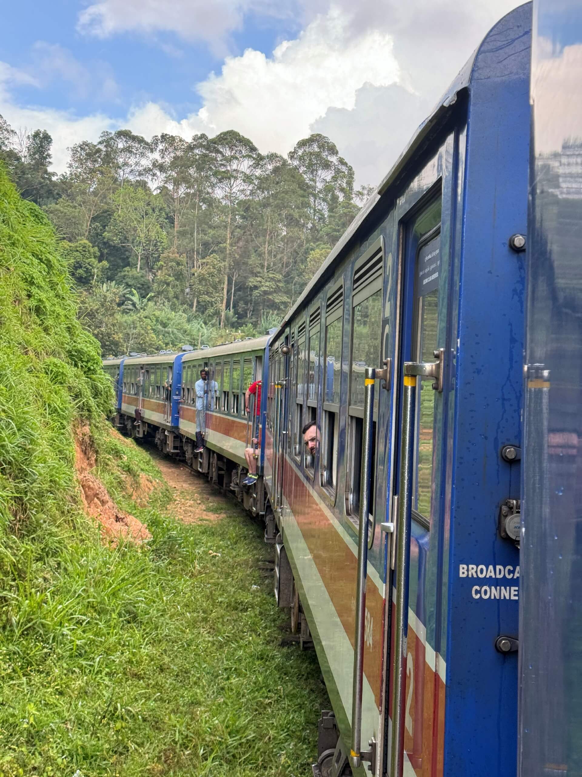 Kandy Train a percorrer a paisagem verde do Sri Lanka