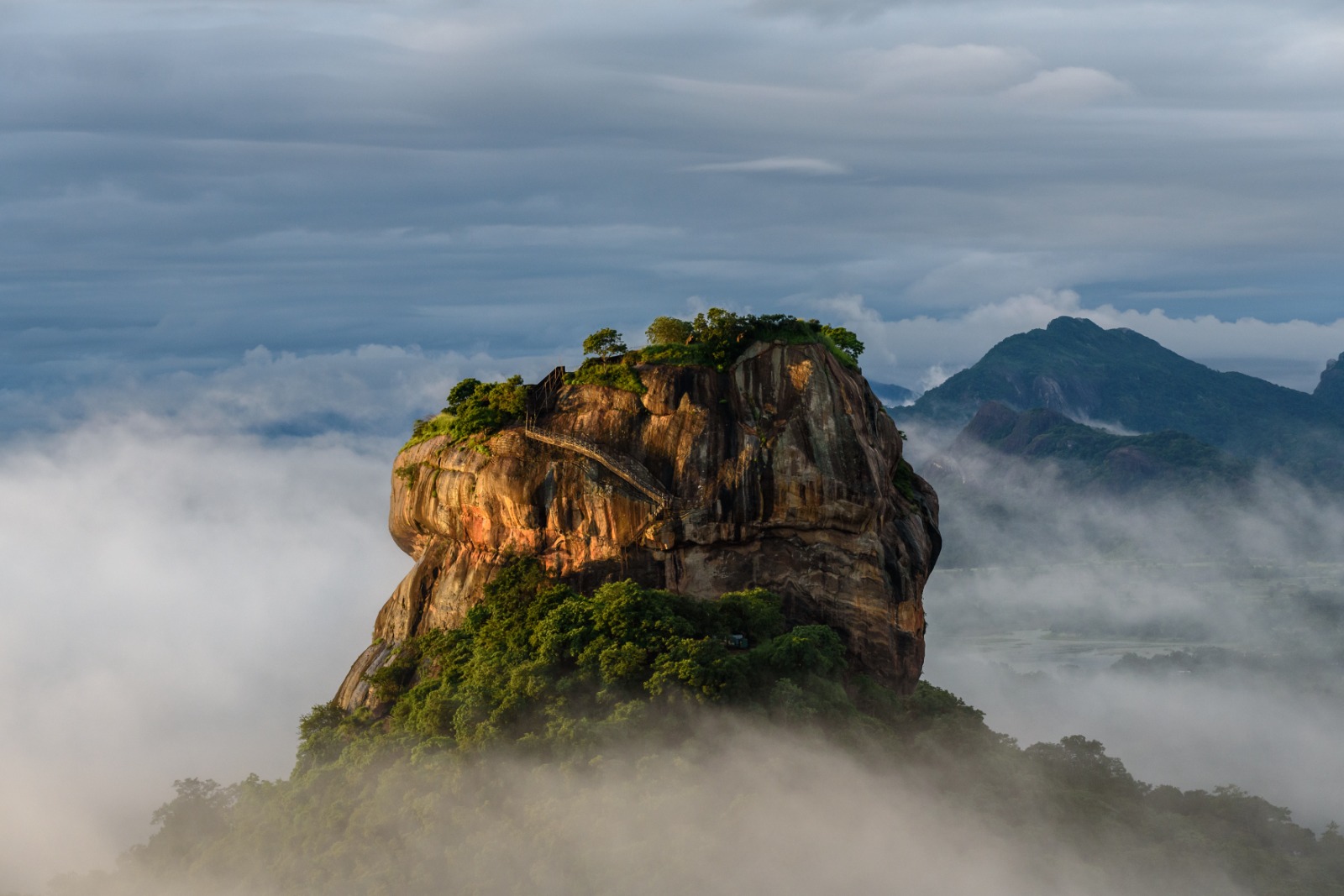 Rocha de Sigiriya coberta de névoa ao amanhecer, Sri Lanka