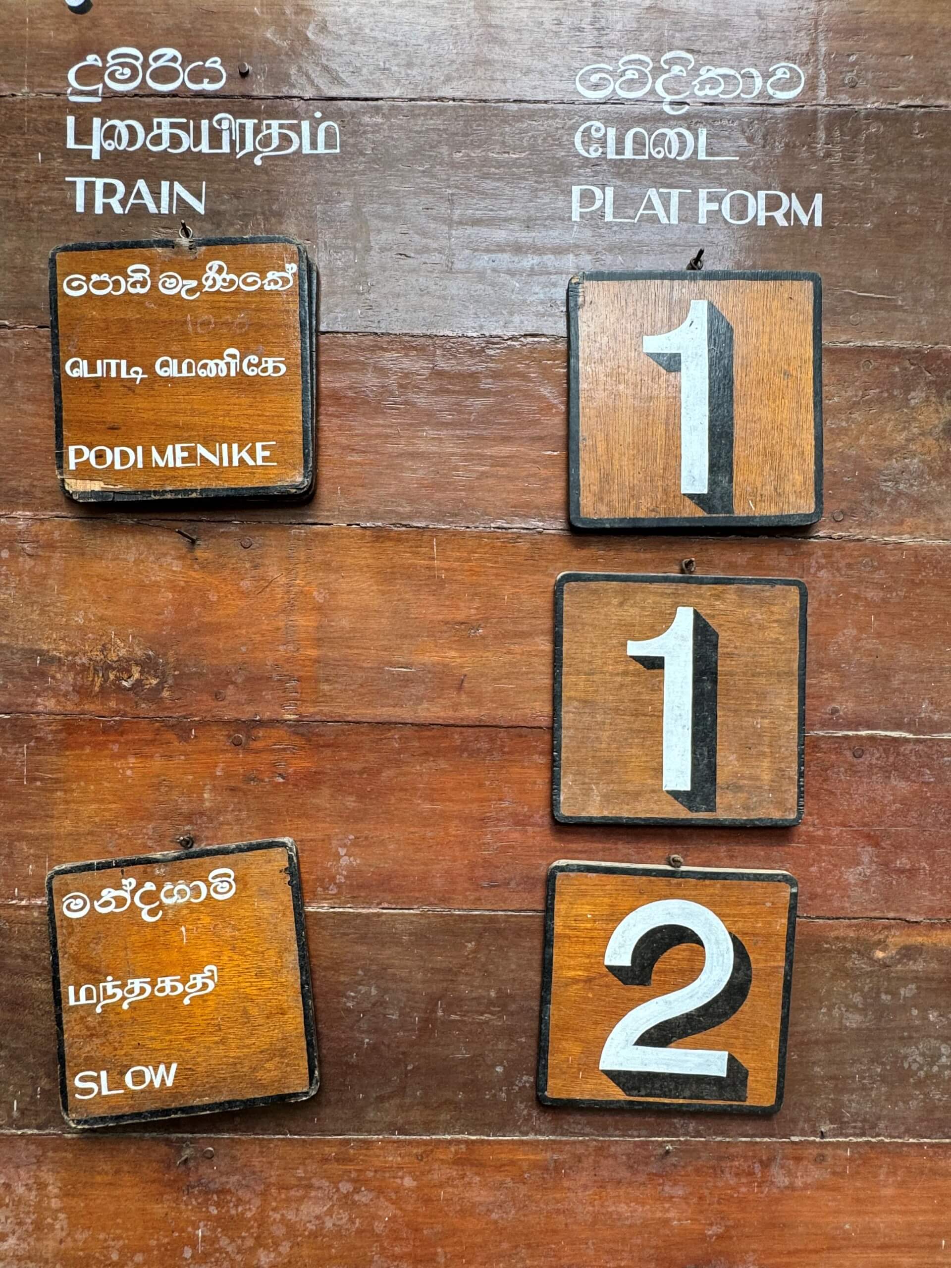 Sinais de estação de comboio em Sinhala, Tamil e Inglês no Sri Lanka