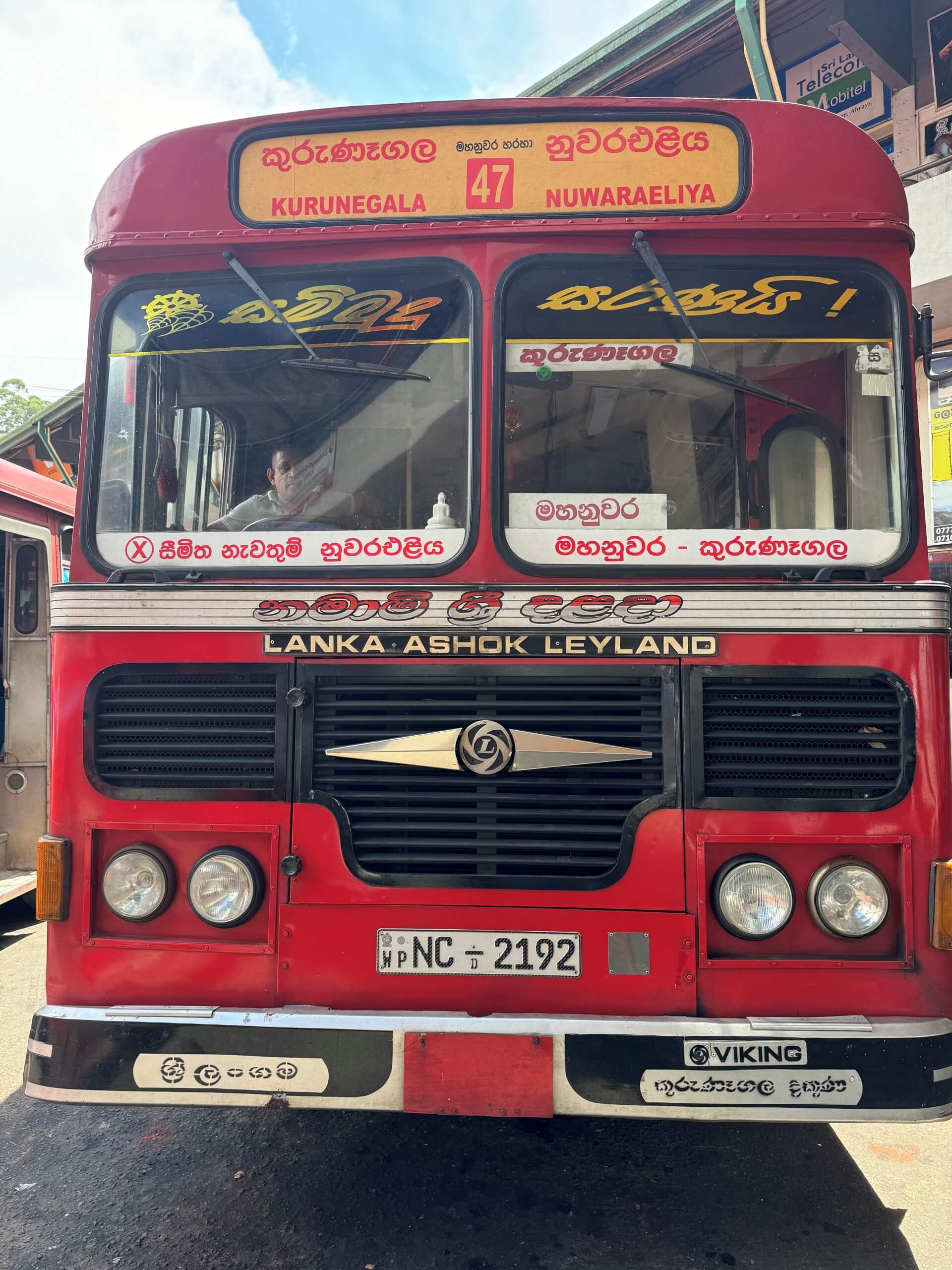 Autocarro vermelho em Kurunegala, Sri Lanka