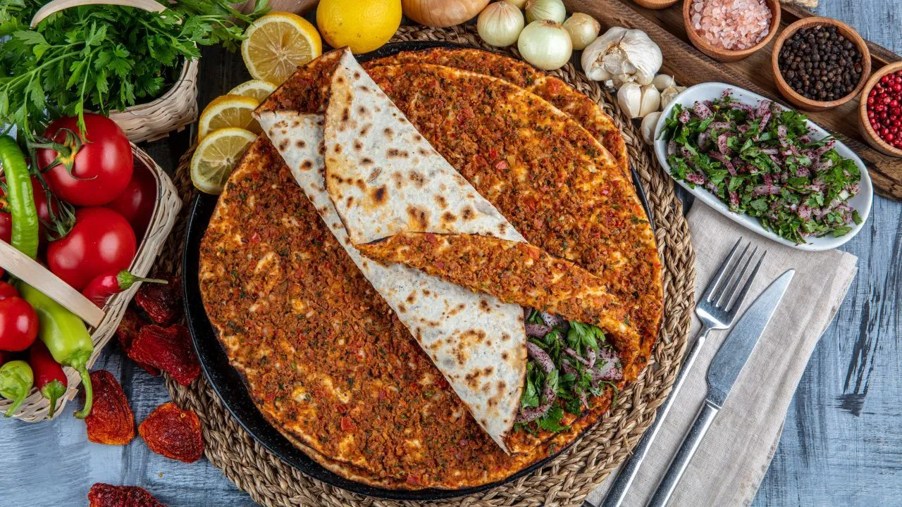 200402101927-18-best-turkish-foods-lahmacun